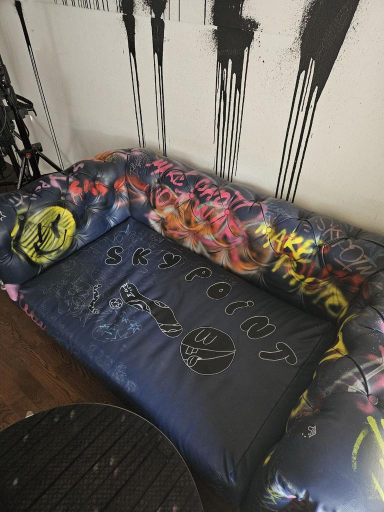 Диван двухместный синий с граффити