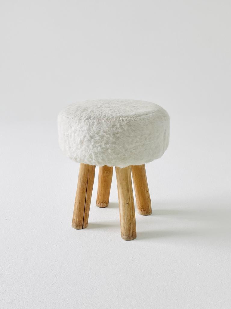 Табурет с меховым сиденьем