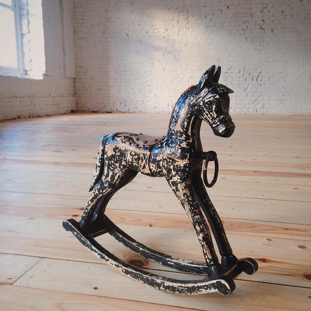 Лошадка черная