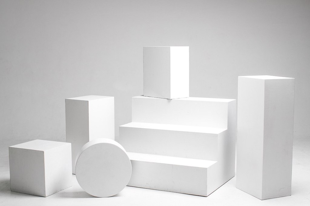 Белый параллелепипед из фанеры