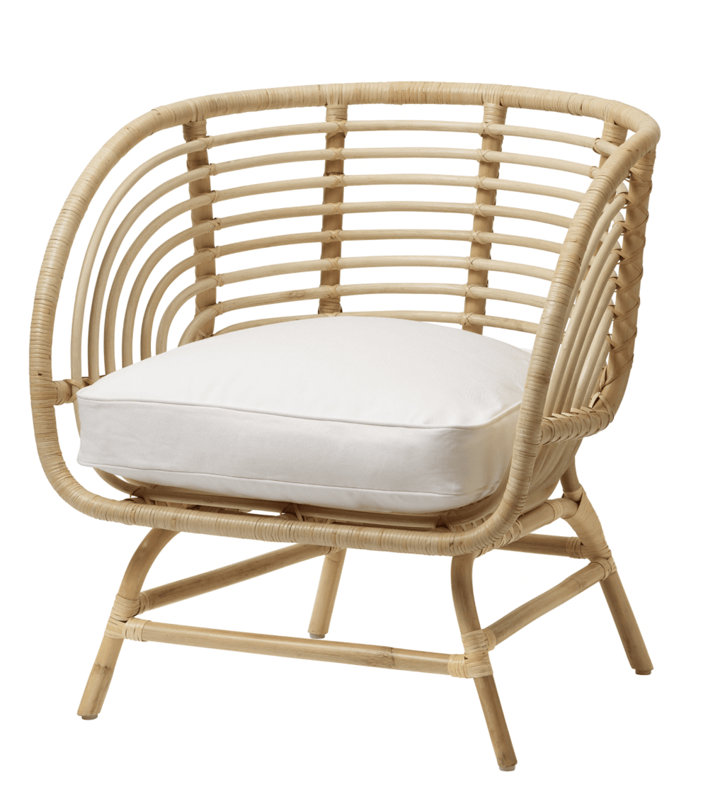 Ротанговое кресло со светлой подушкой