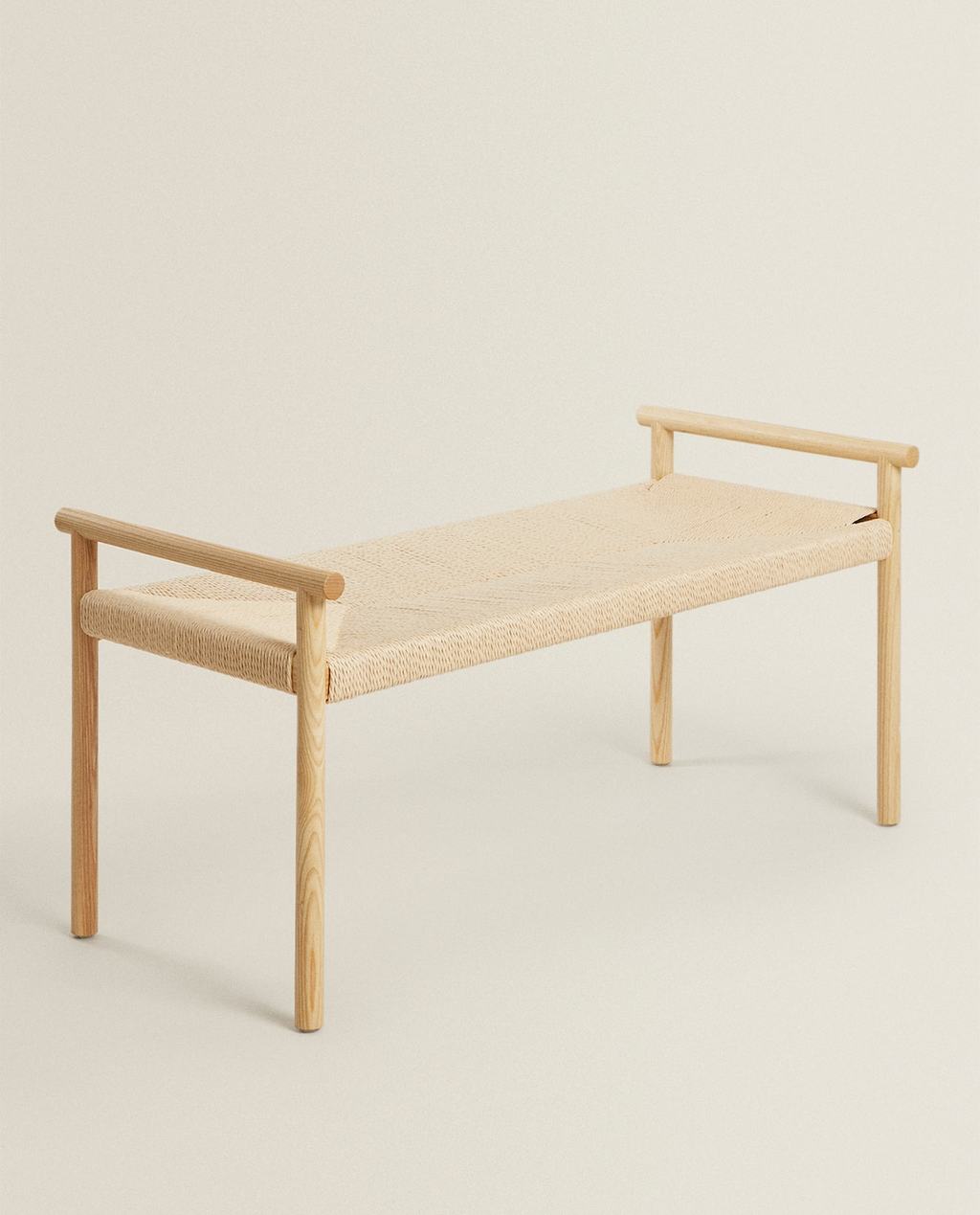 Скамейка из древесины ясеня с подлокотниками и плетеным сиденьем.