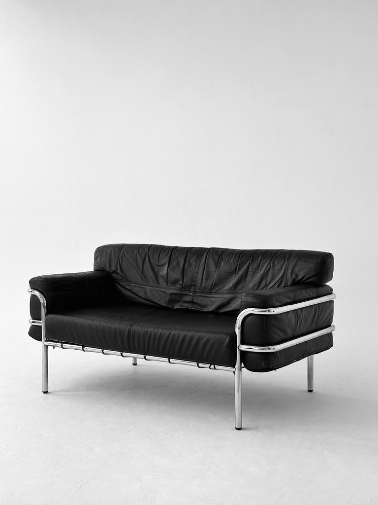 Диван из черной мягкой кожи на металлокаркасе