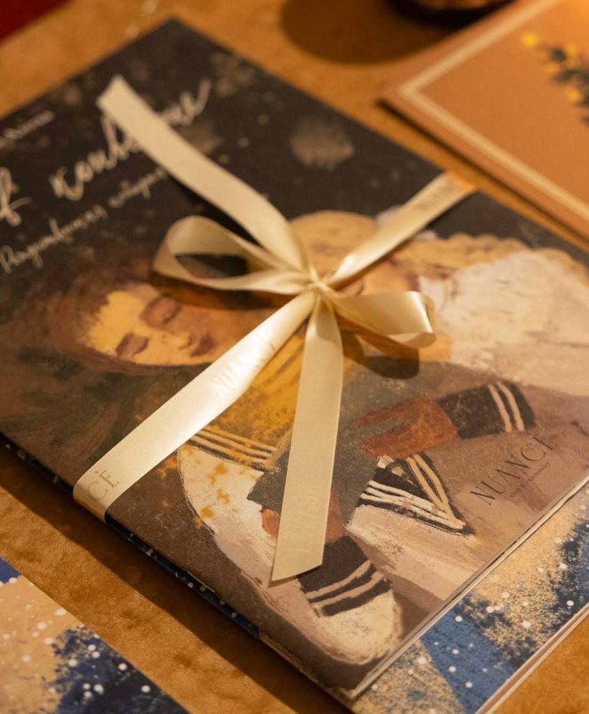 Комплект из двух книг  "А что, если?.. Рождественская история" и "Свет в конверте"