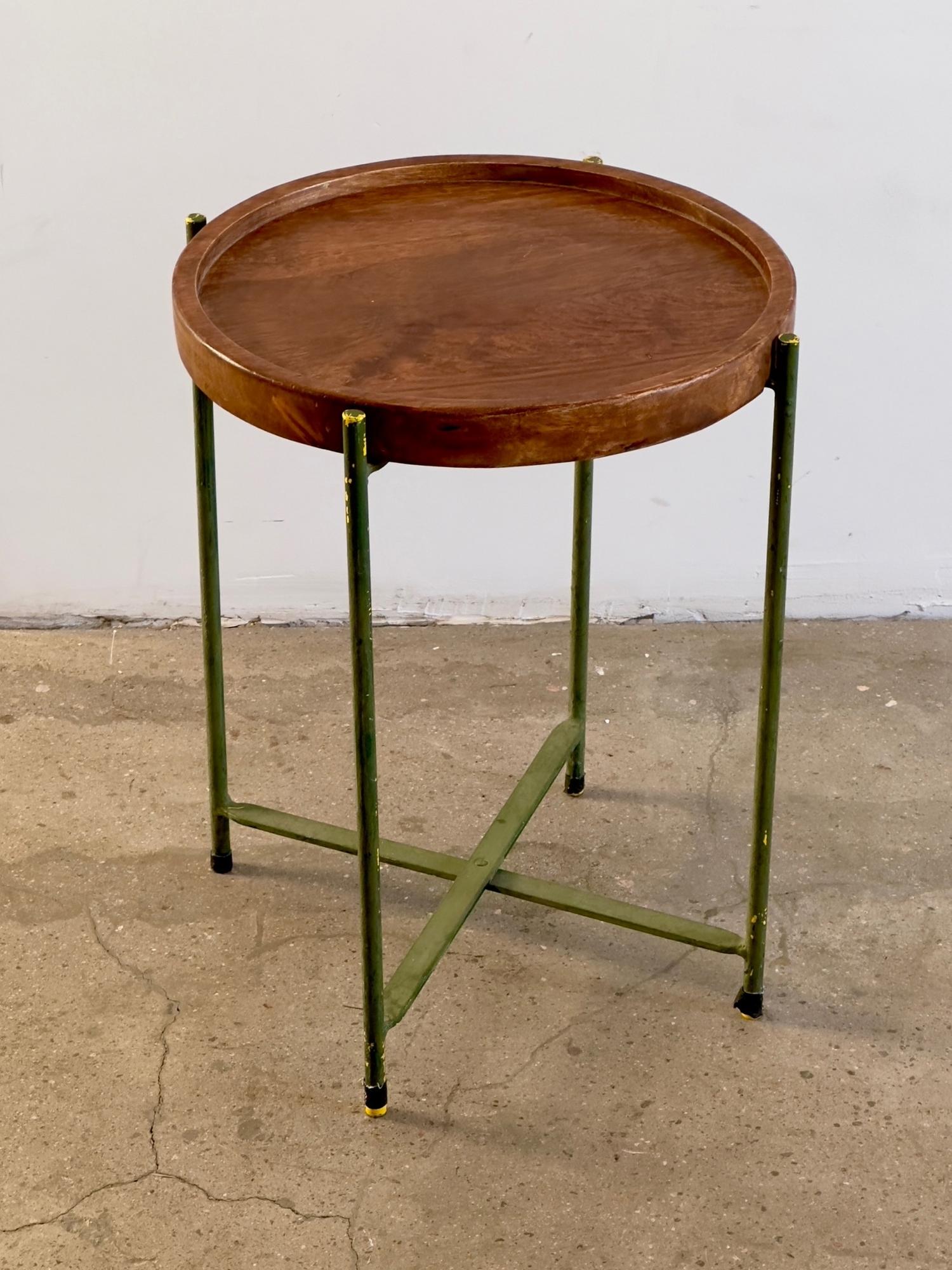 Журнальный столик с зелеными ножками