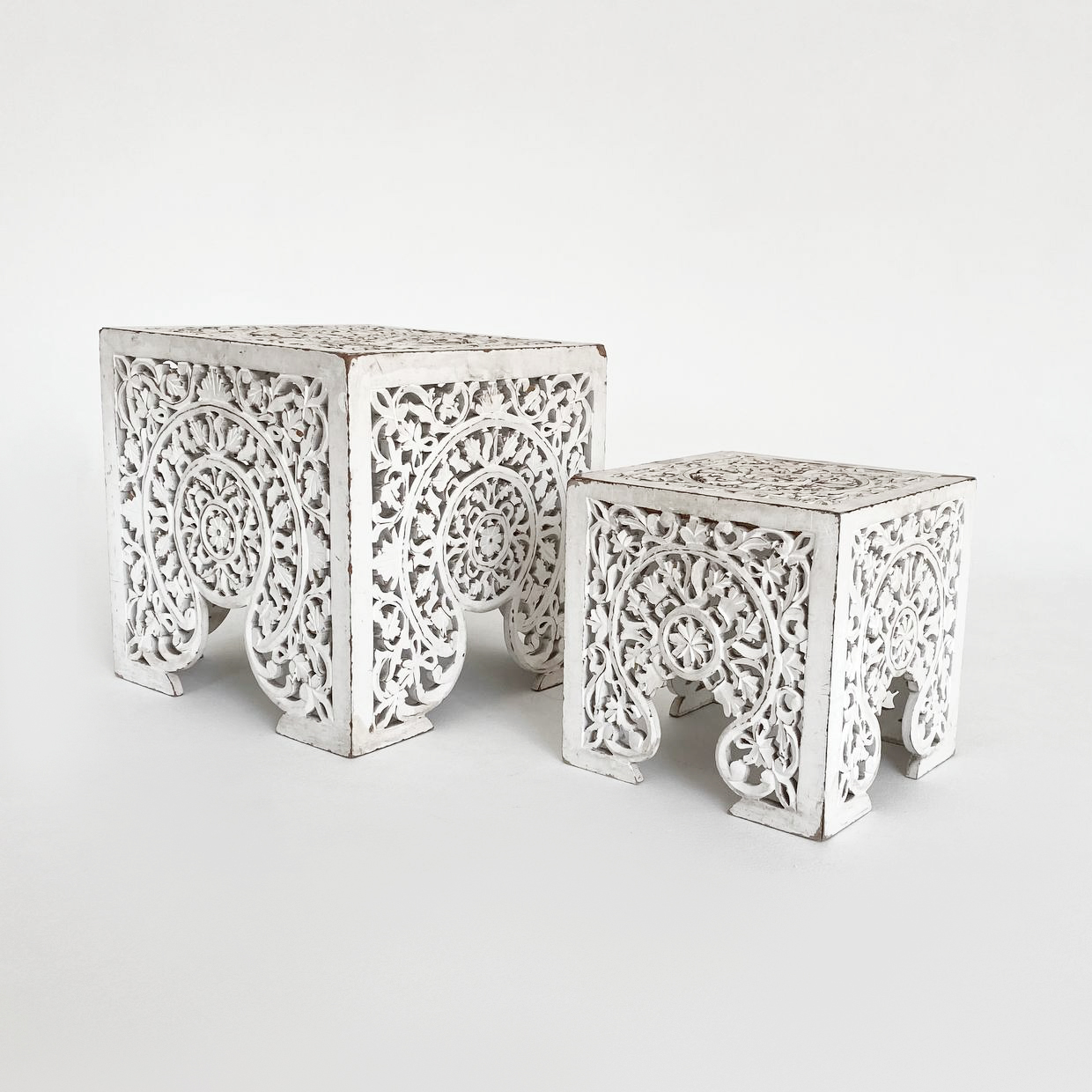 Комплект столиков с ажурным узором