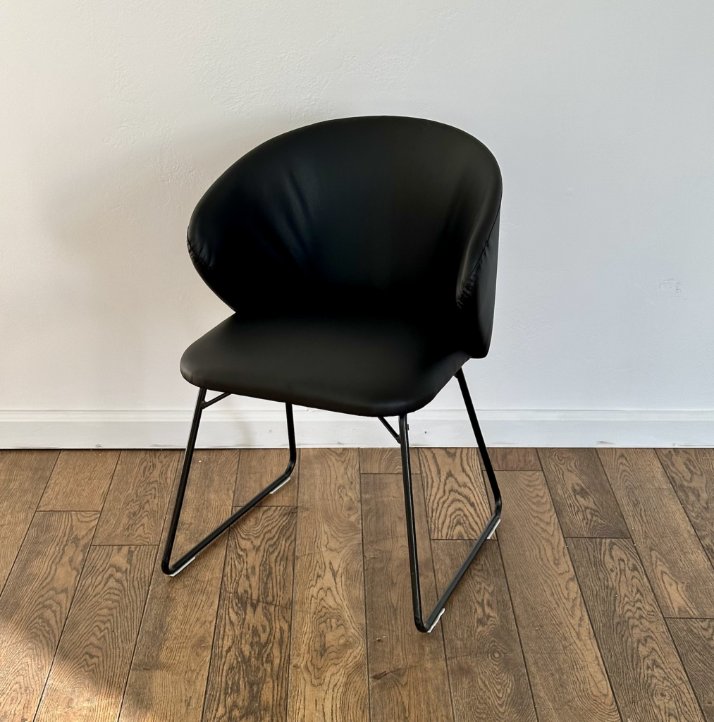 Стул  в черной коже