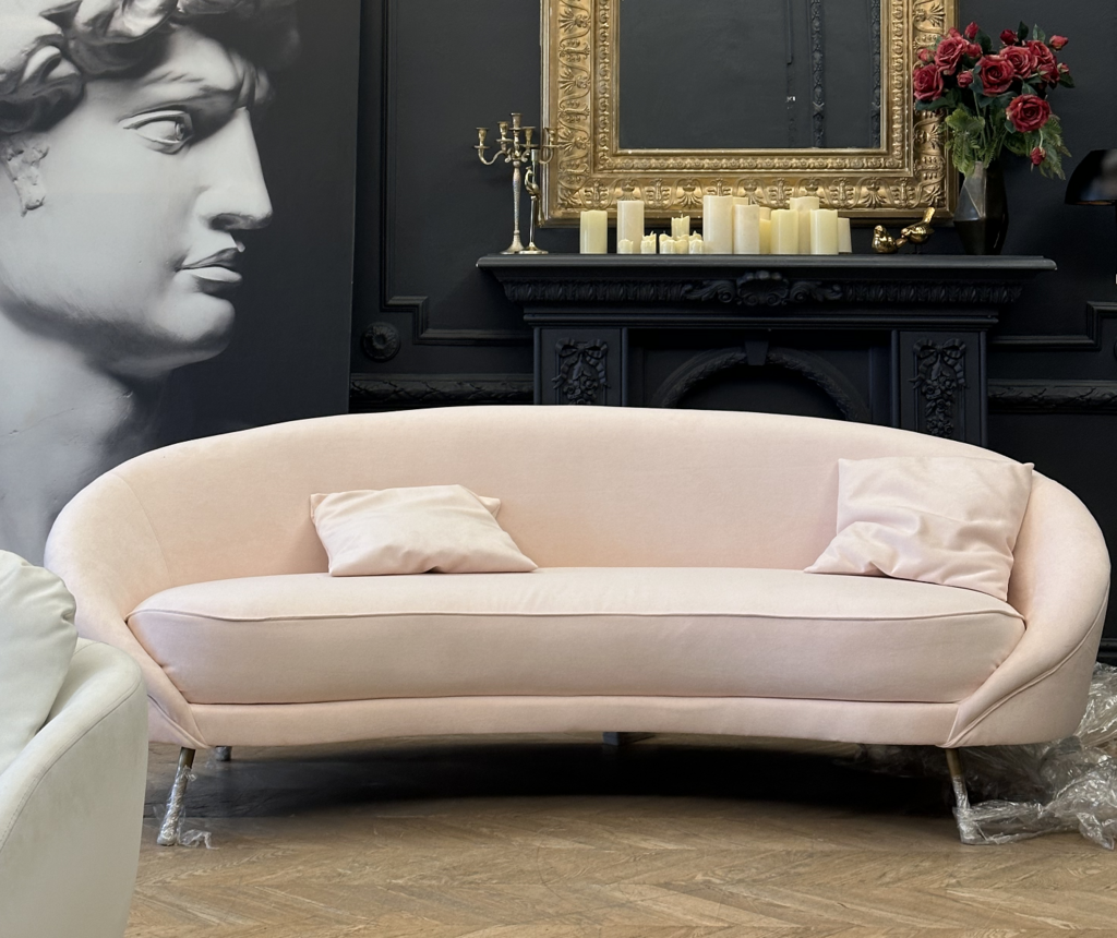 Диван светло-розовый изогнутый