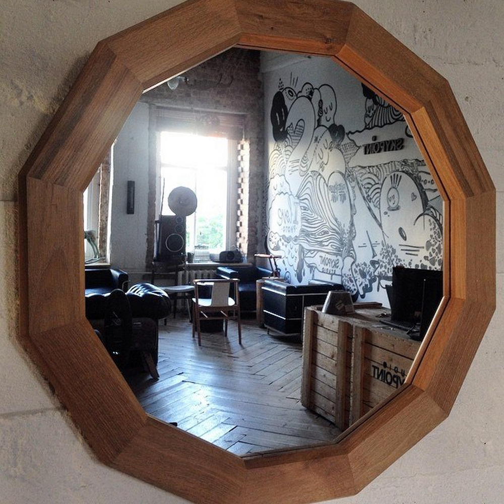 Зеркало двенадцатиугольное в дубовой раме настенное