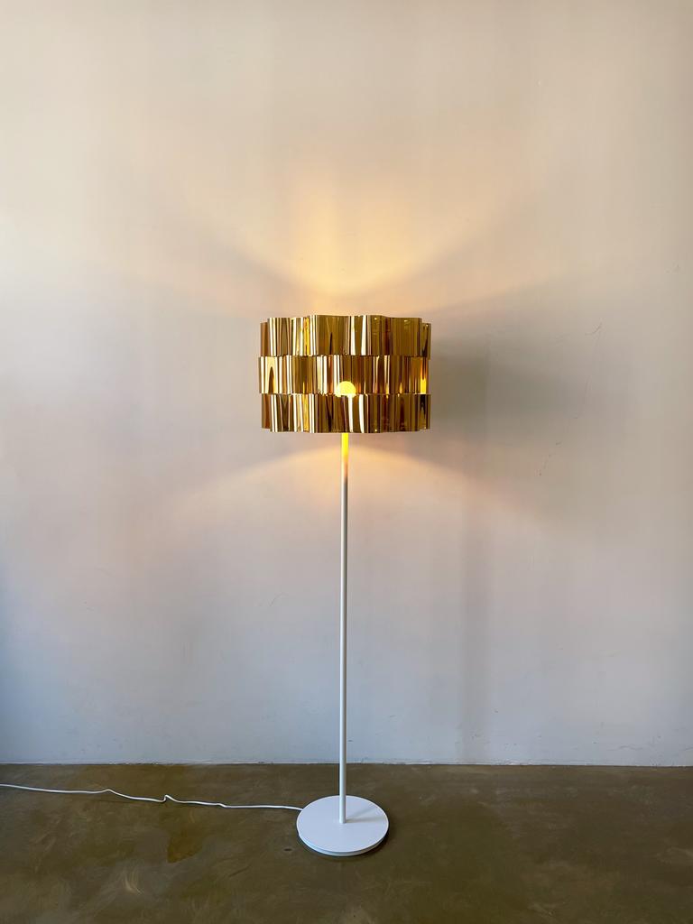 Торшер с волнистым золотым абажуром на белом основании
