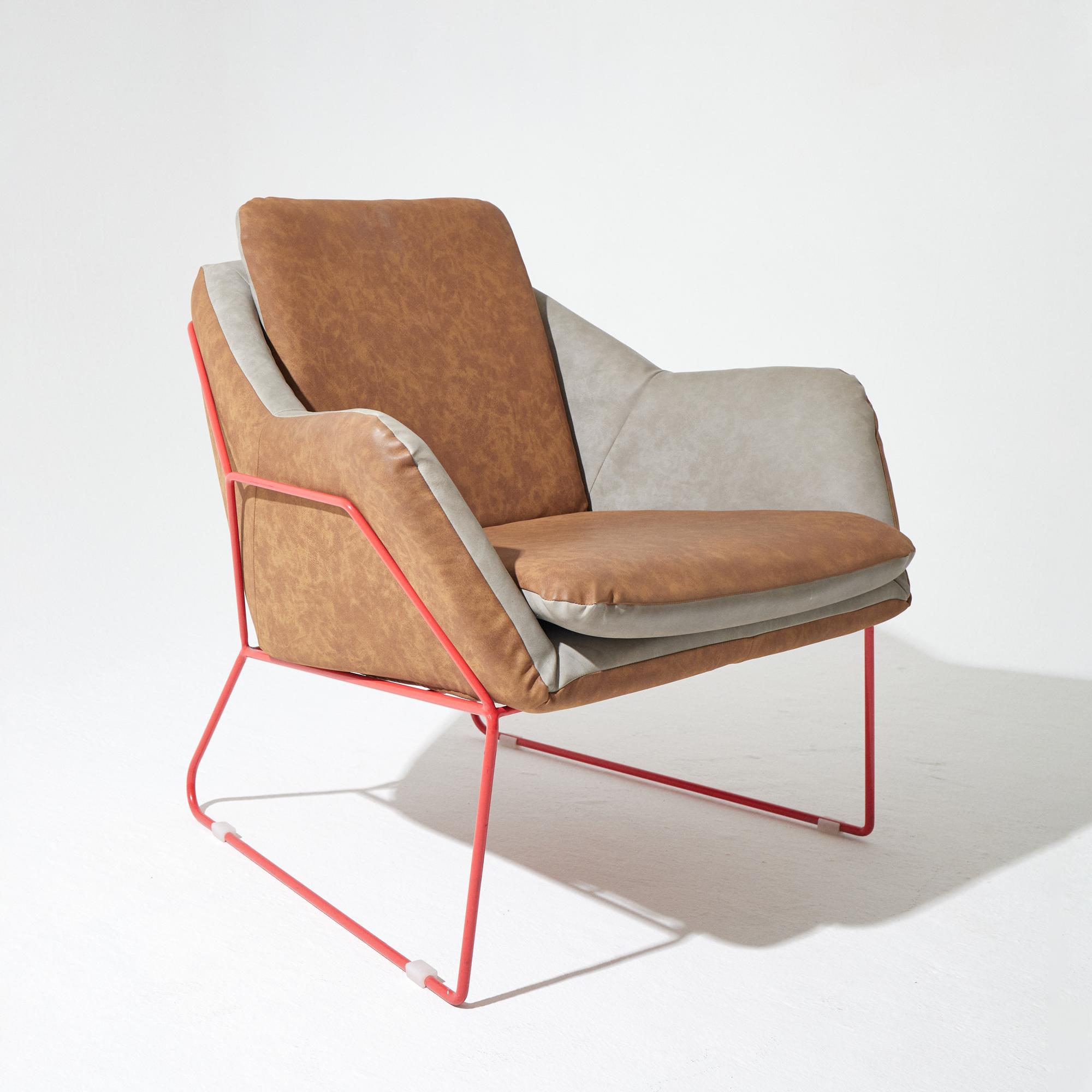 Кресло на красном каркасе