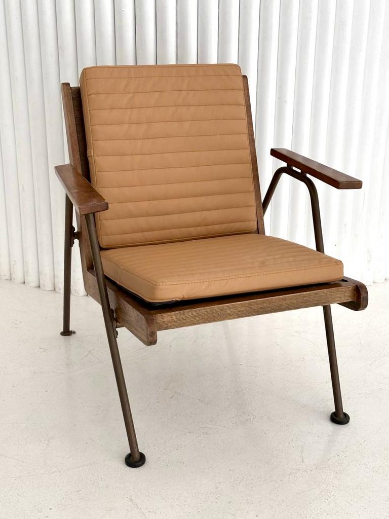 Кресло из металла, дуба и экокожи