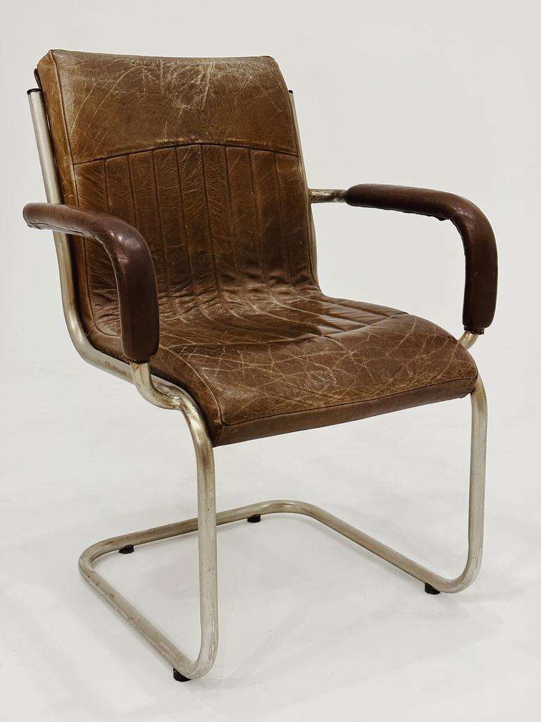 Кожаное офисное винтажное кресло