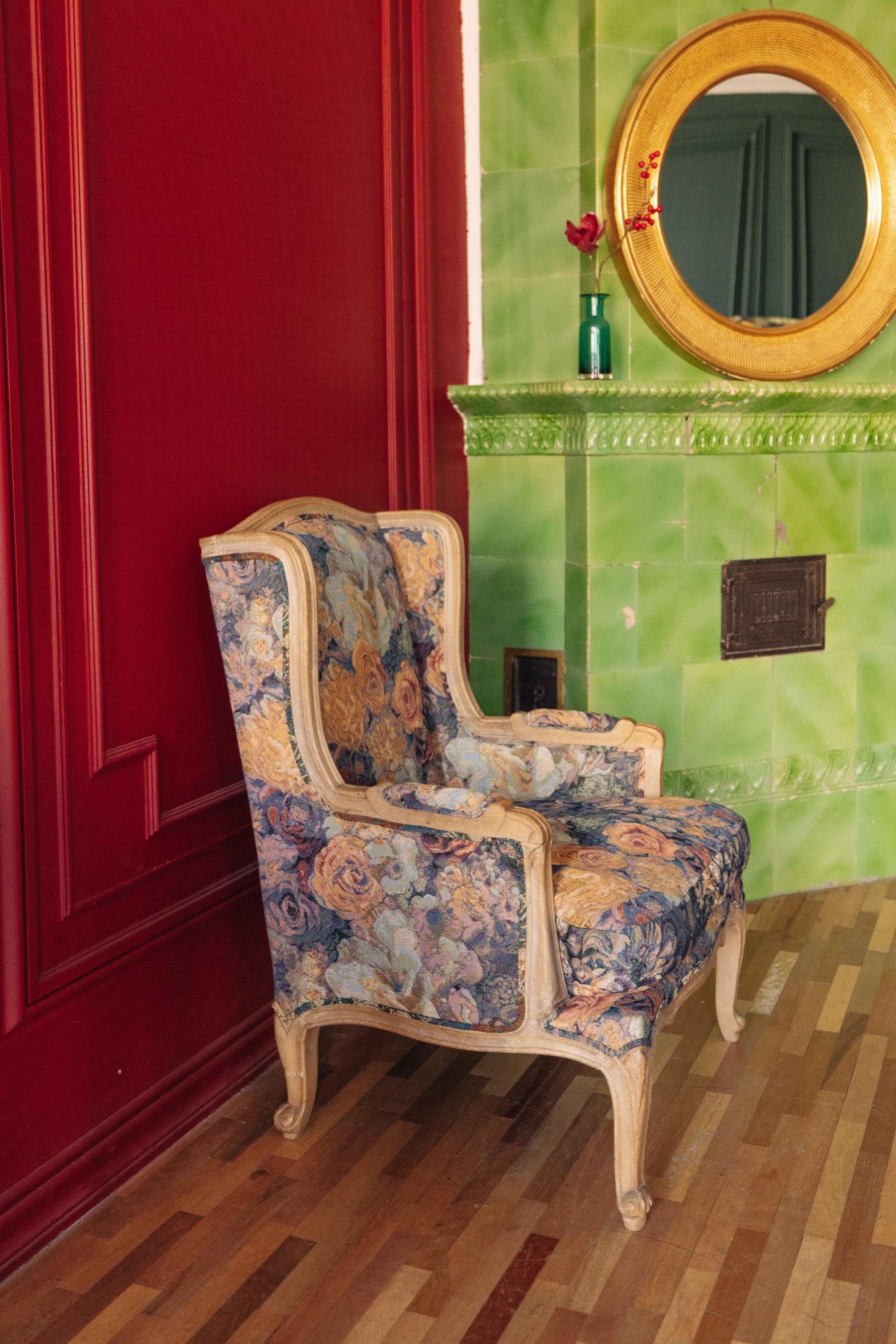 Кресло гобеленовое с розами и каркасом из массива манго