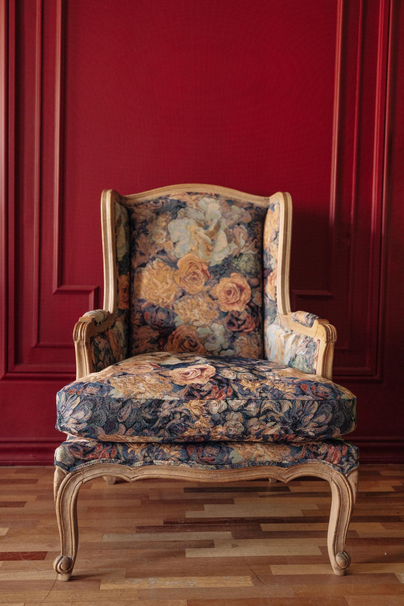 Кресло гобеленовое с розами и каркасом из массива манго