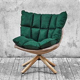 Скандинавское кресло с зеленой большой подушкой