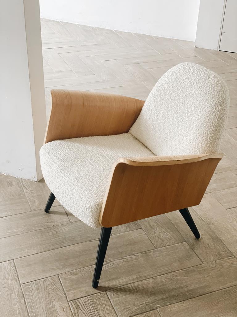 Кресло букле с деревянными подлокотниками