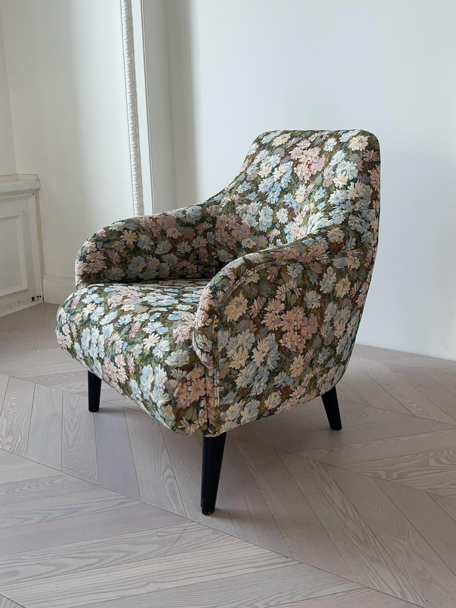 Кресло с цветочным принтом