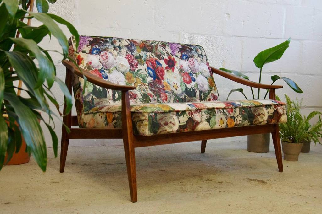 Диван винтажный с цветами