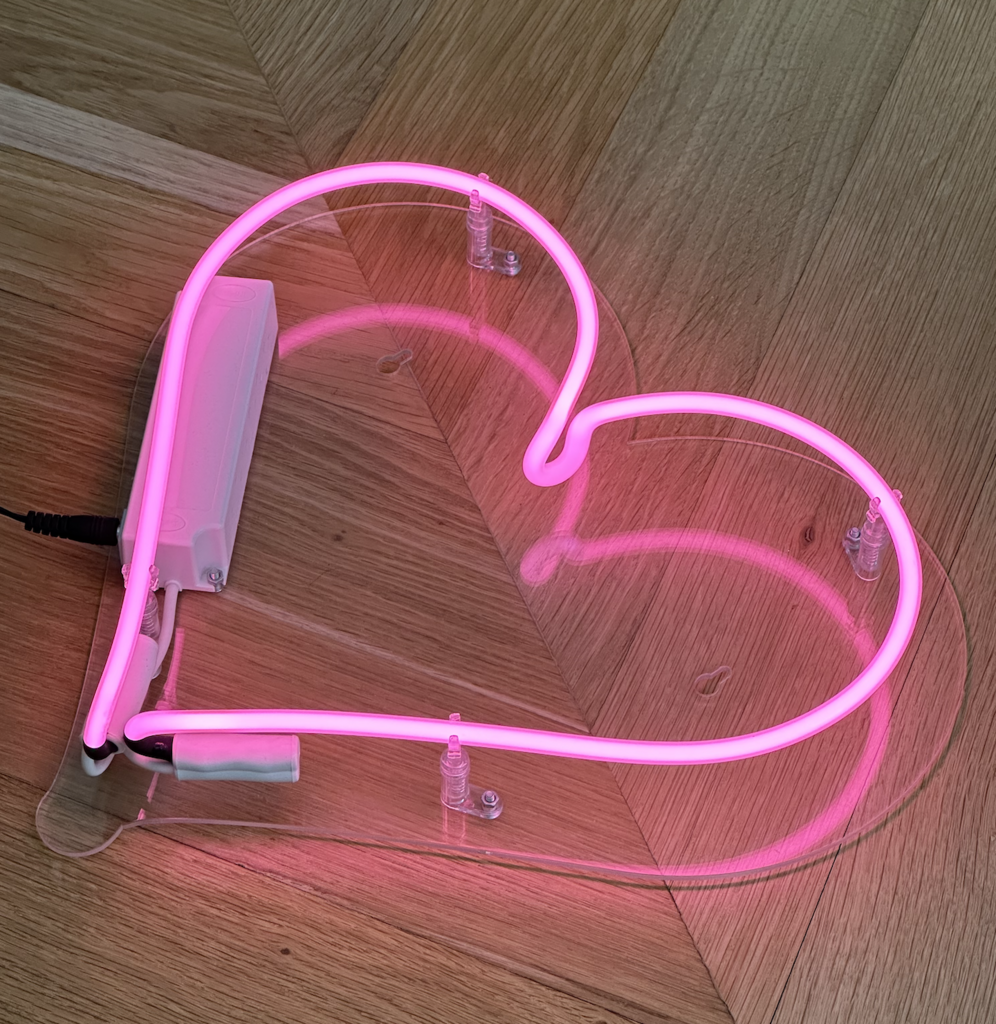 Небольшое розовое сердце на оргстекле "неон"