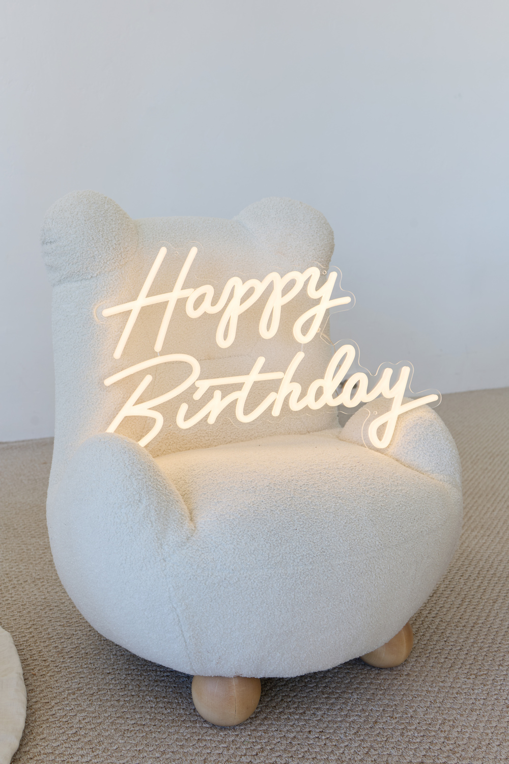 Неоновая надпись Happy Birthday