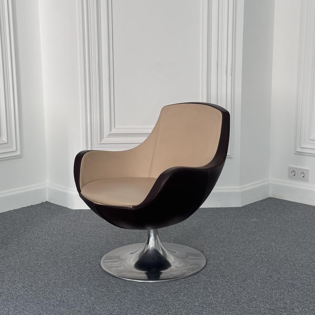 Винтажное крутящееся кресло кофе с молоком