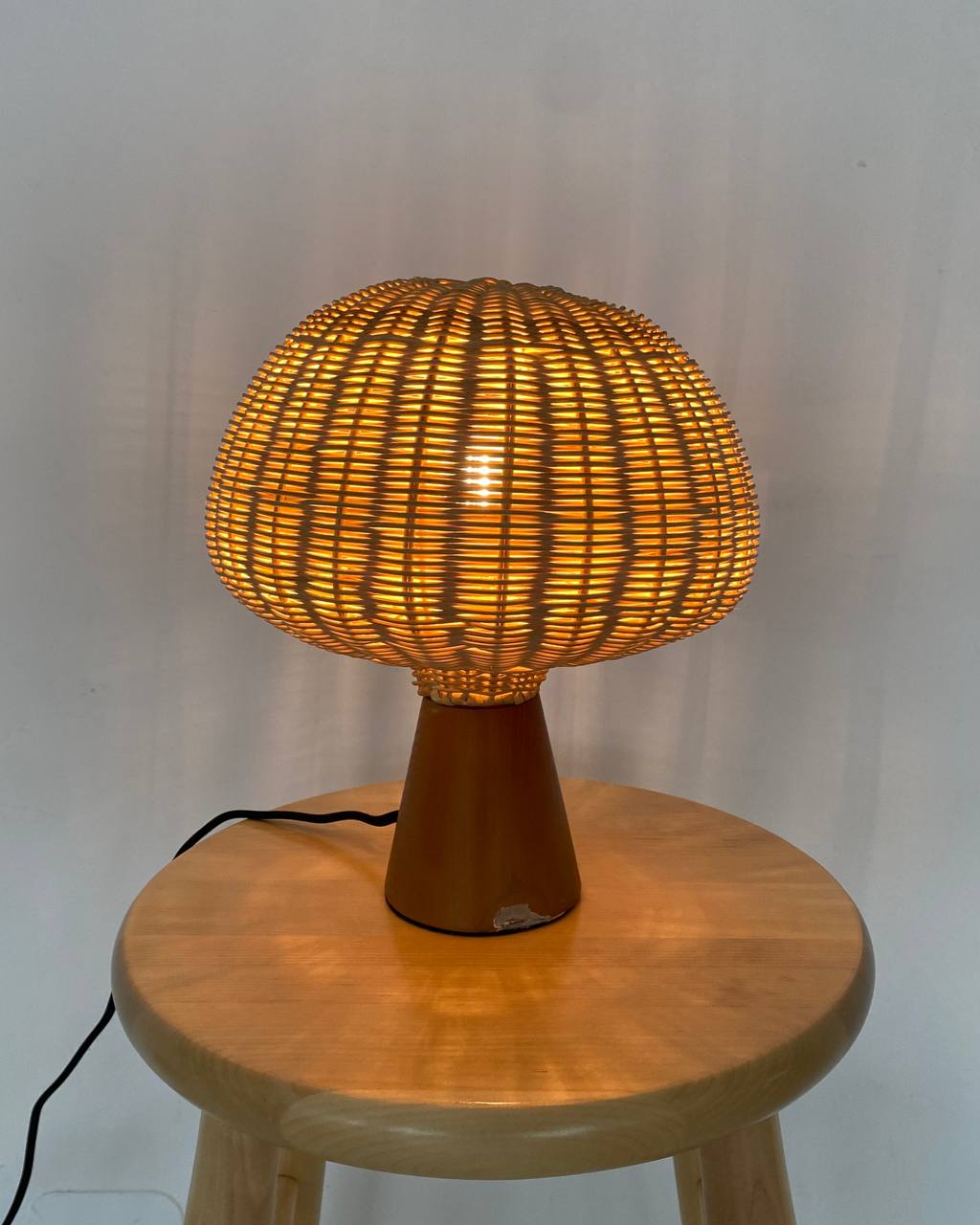Деревянная настольная лампа с плетеным абажуром