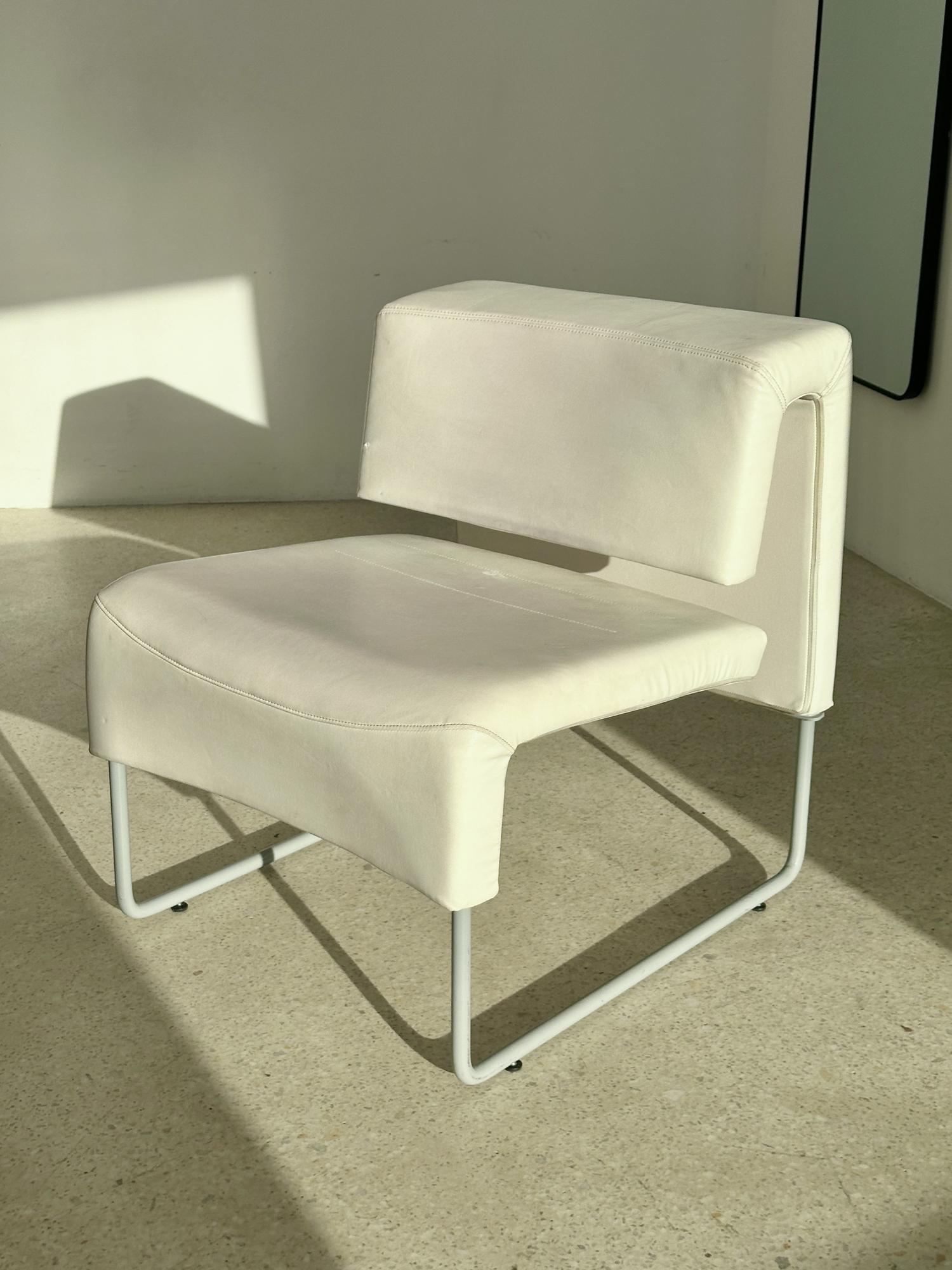 Кресло из белой кожи