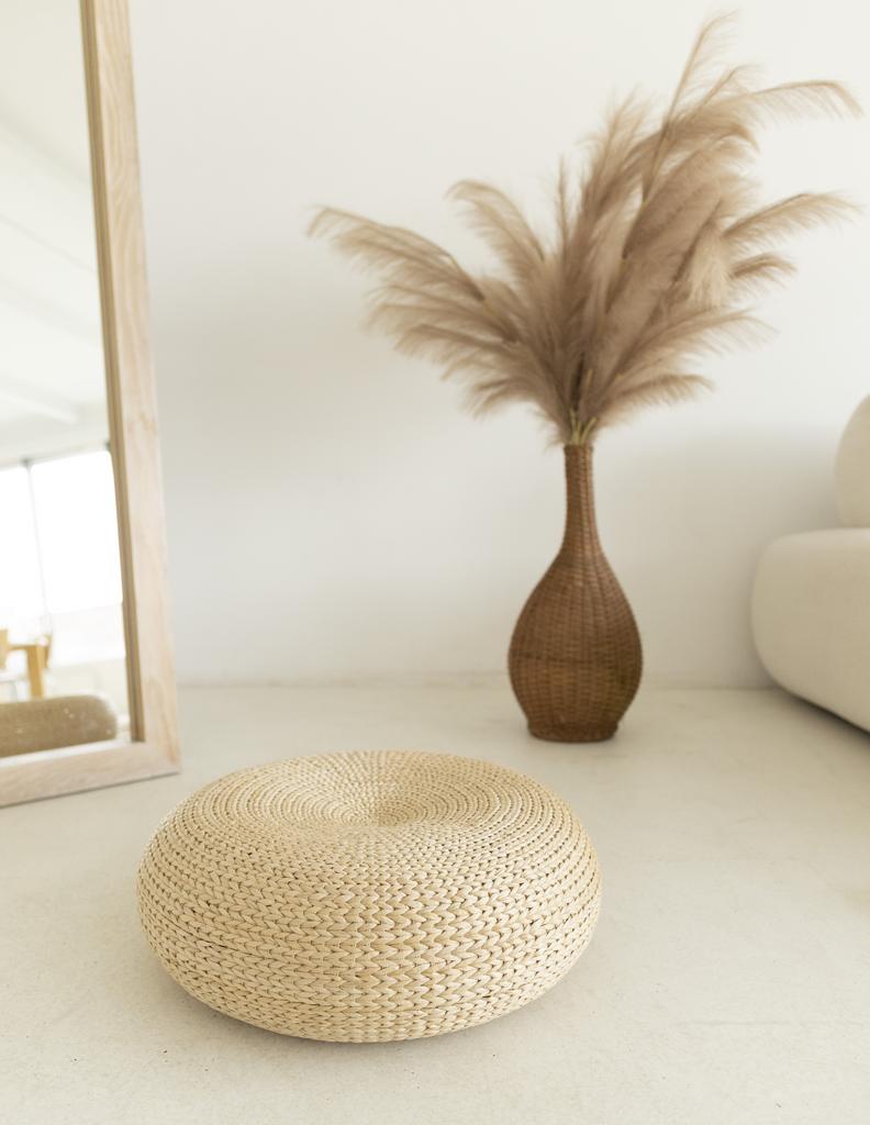 Интерьерный пуфик из листа рогозы