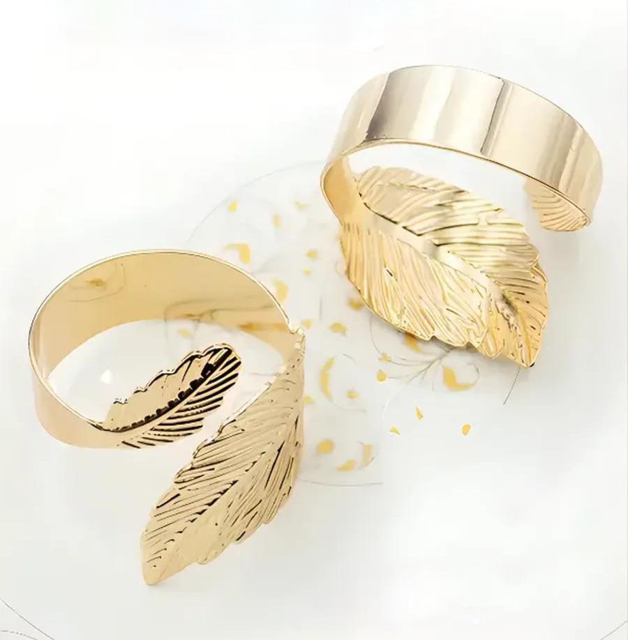 Золотистые сервировочные кольца для салфеток листья