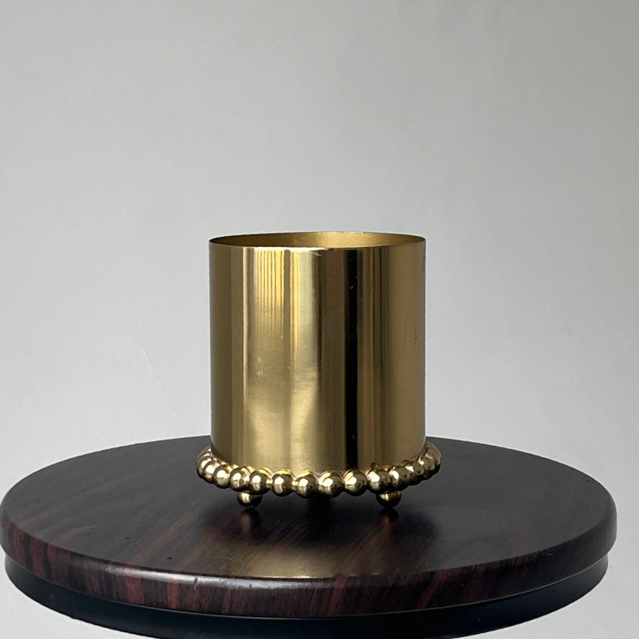 Золотое кашпо на трёх ножках