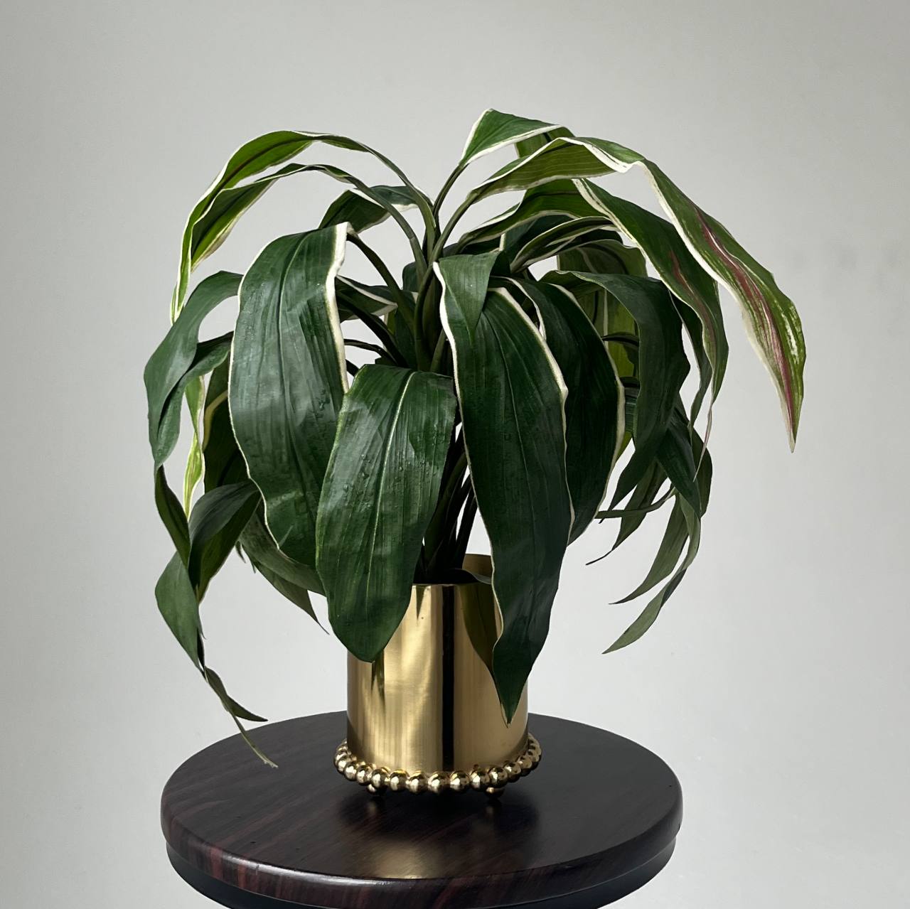 Золотое кашпо на трёх ножках