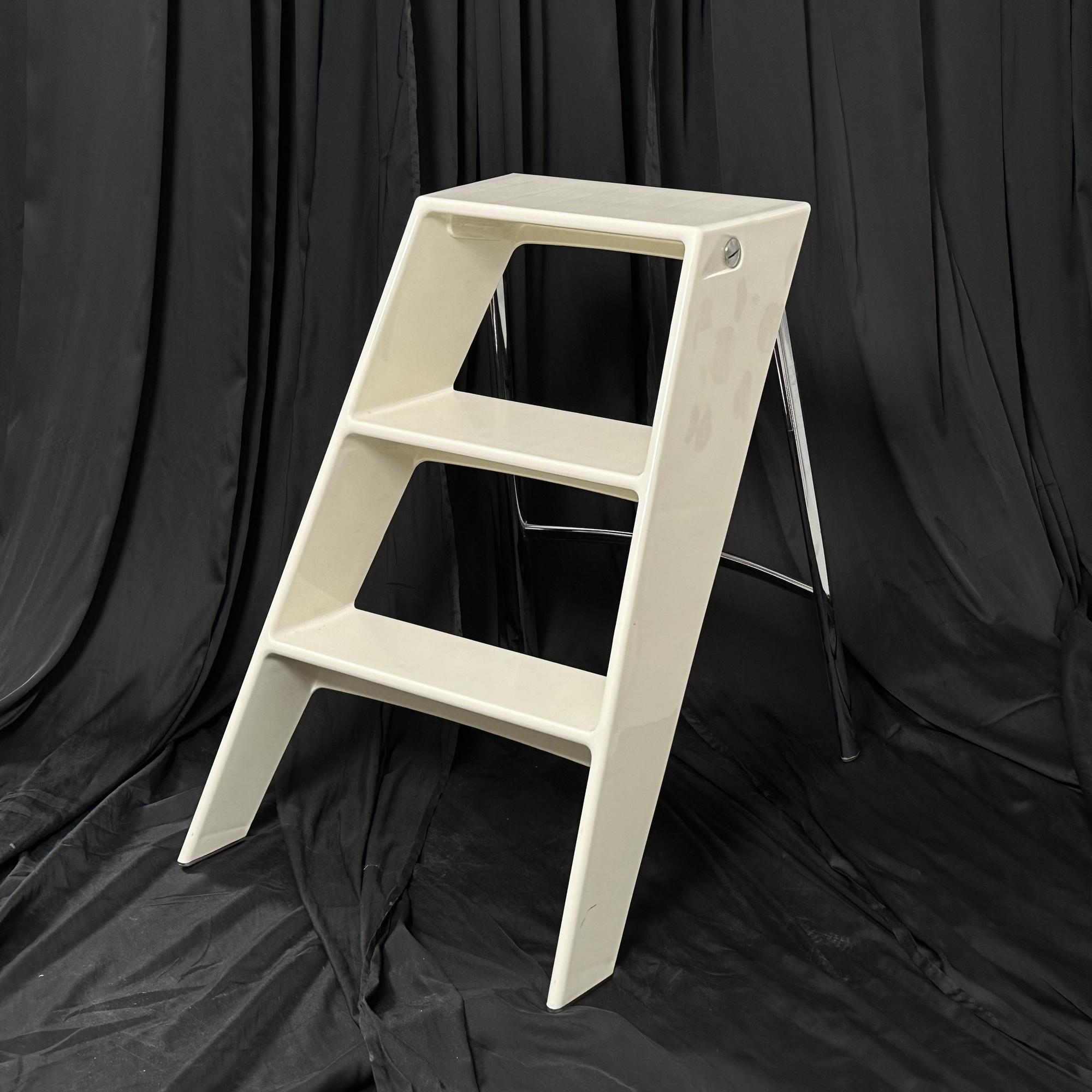 Стремянка акриловая белая