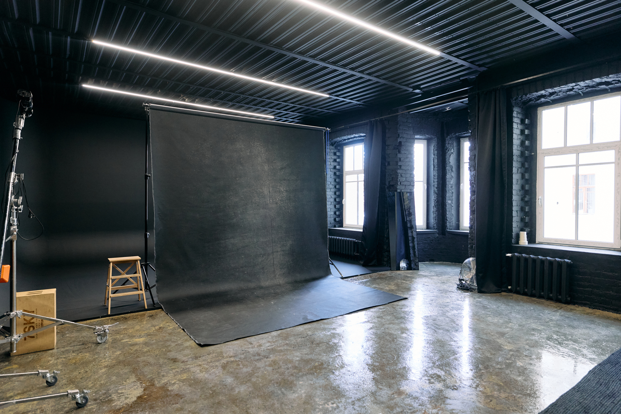 Черный холст на картоне