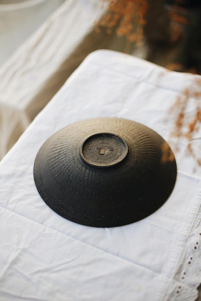 Тарелка черная