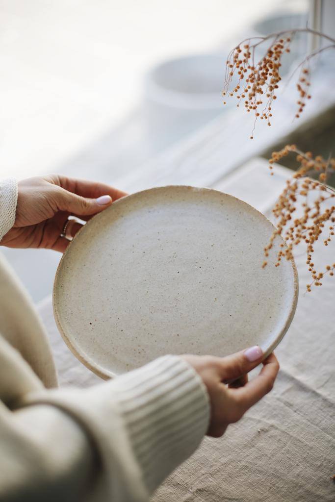 Тарелка бежевая в крапинку