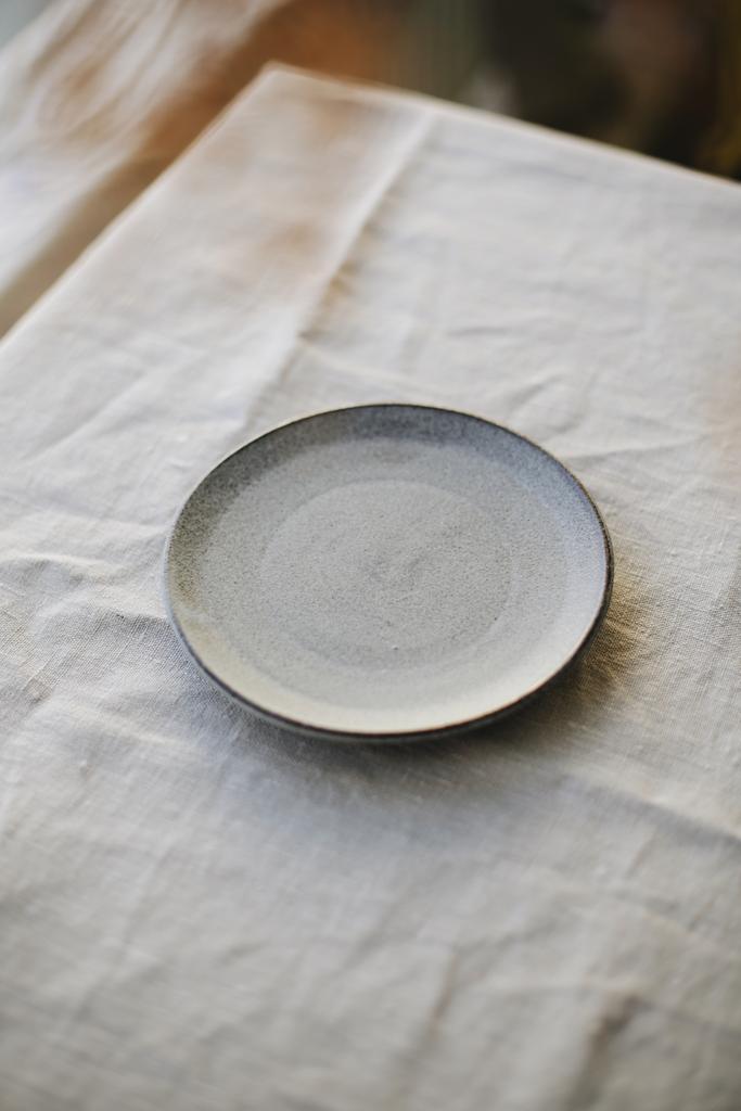 Тарелка серая