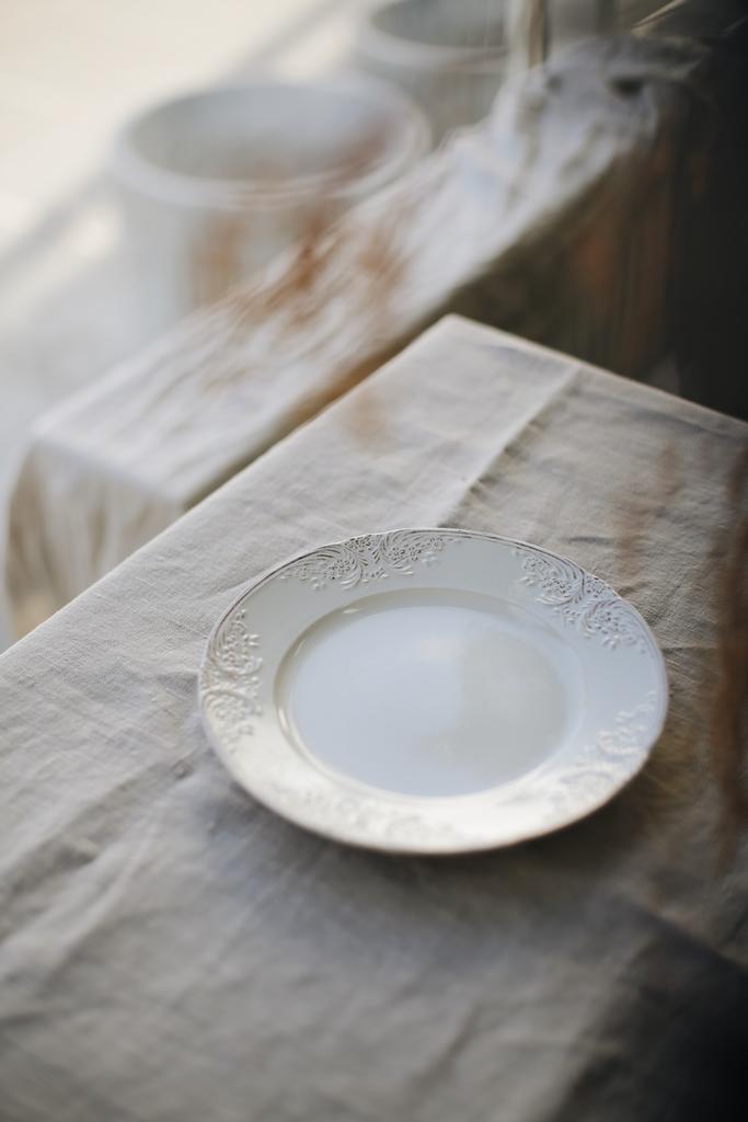Тарелка белая винтаж