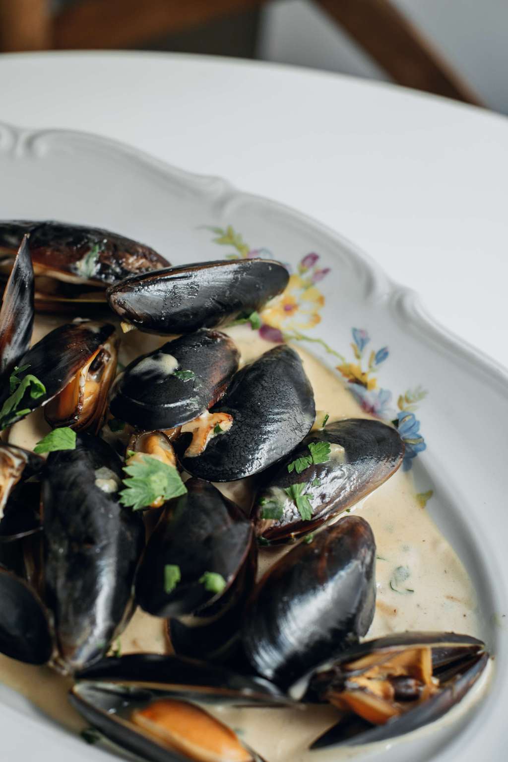 Мидии Blanc с деревенским хлебом