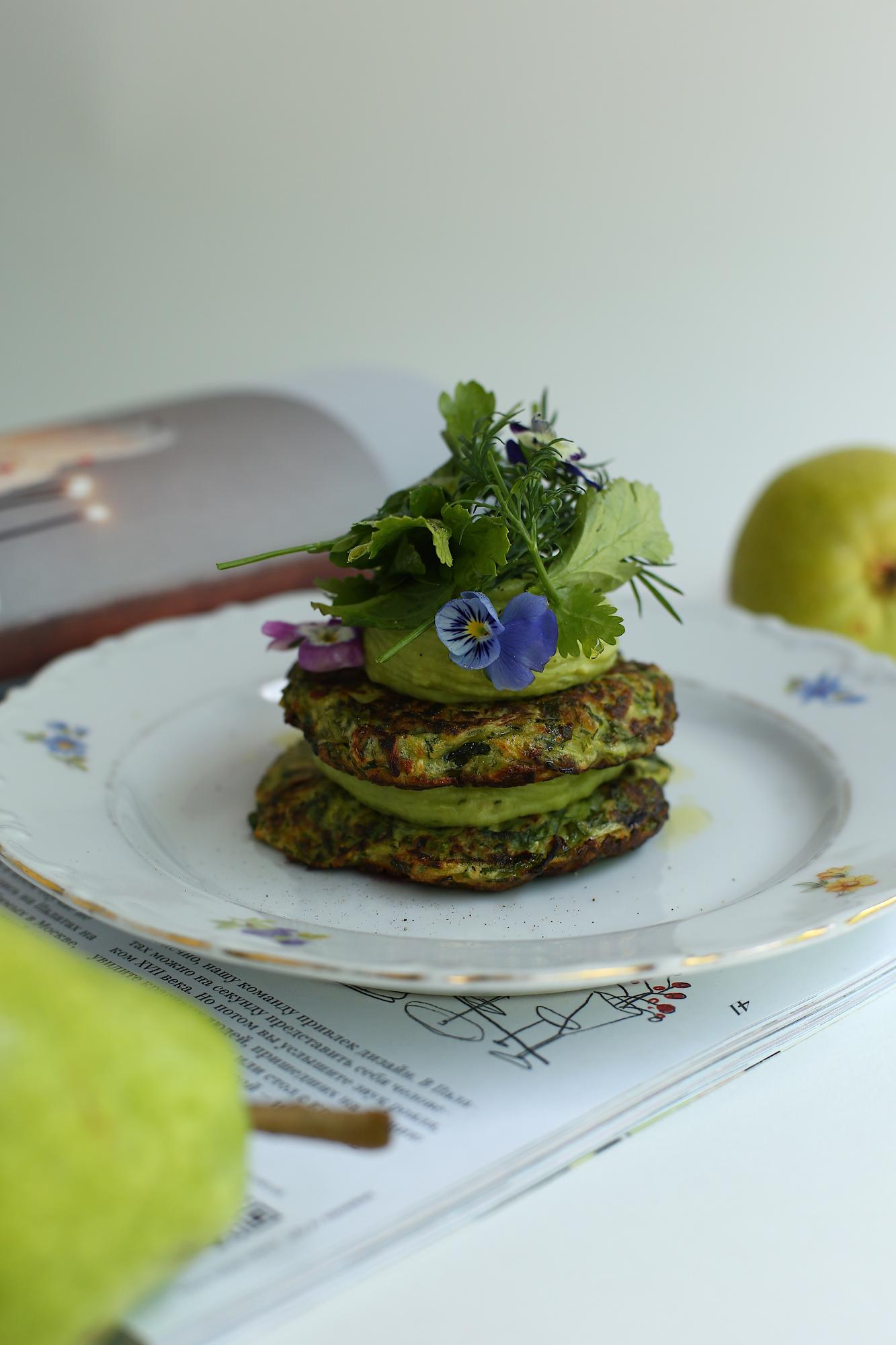 Оладьи из цукини, гуакамоле