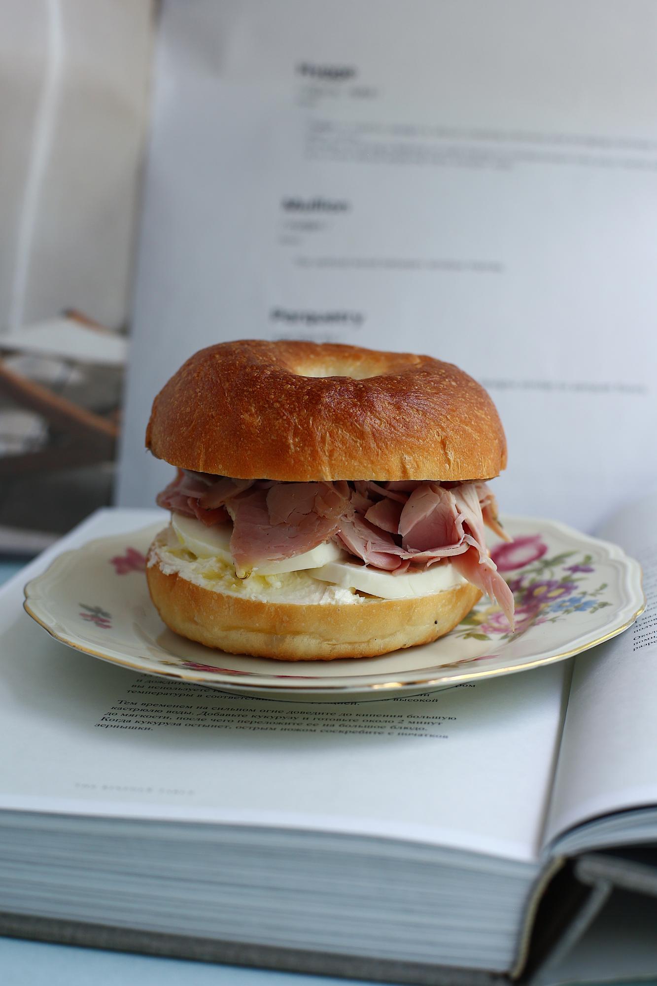 Бейгл, пастрами, моцарелла, фундучная паста