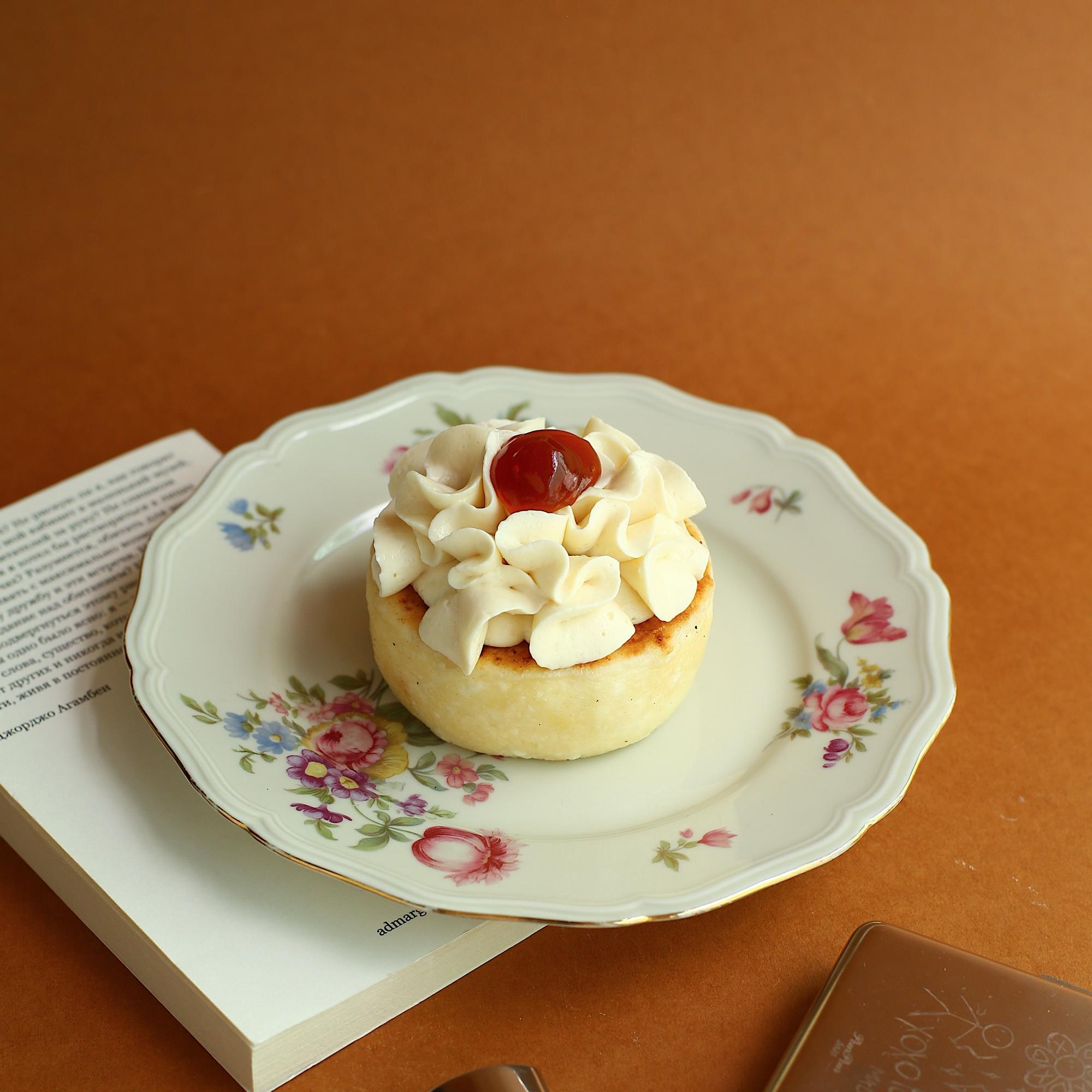 Сырник, ромашковый крем, облепиха