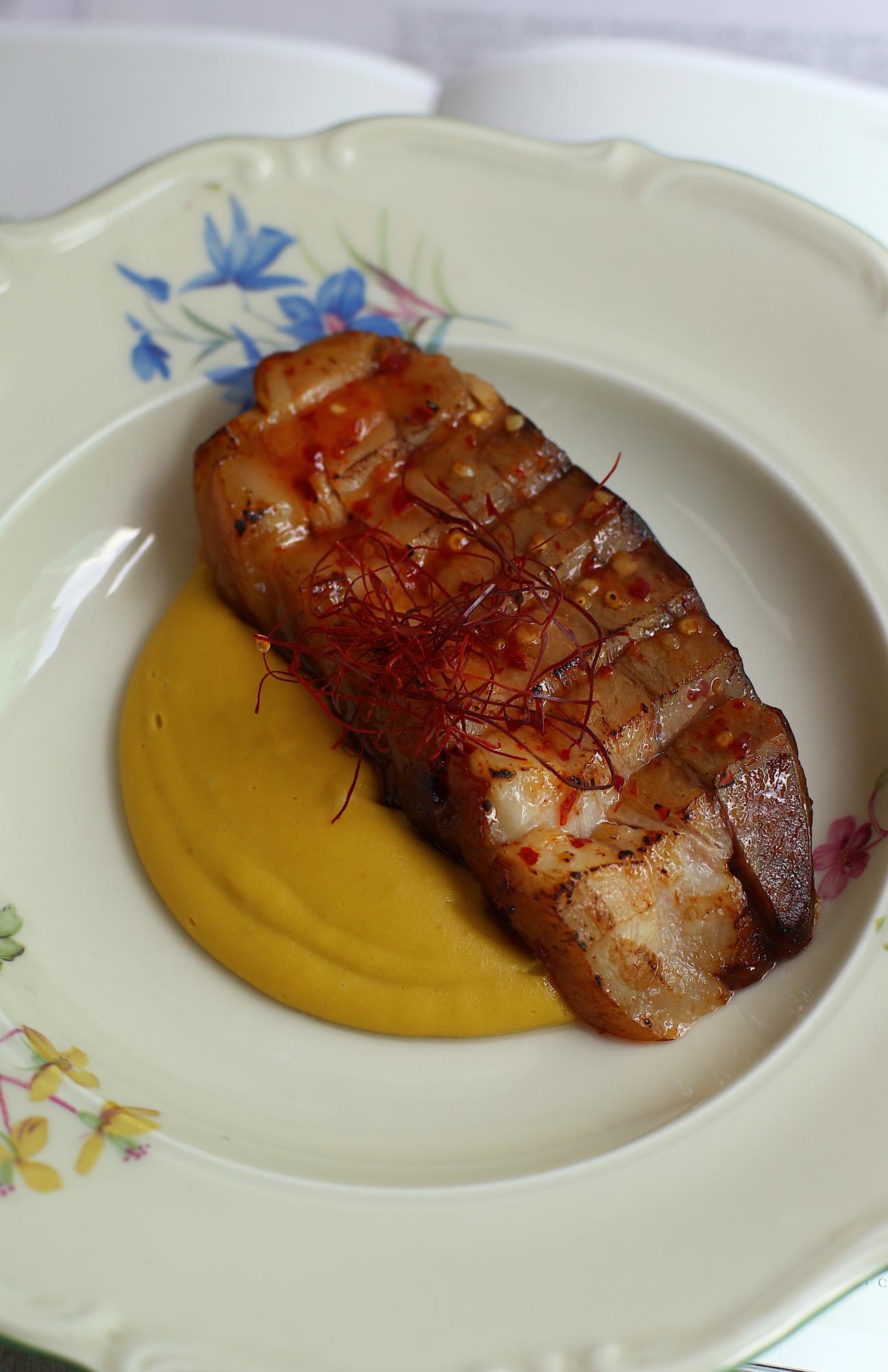 Свиная грудинка, пюре из каштана, шафран