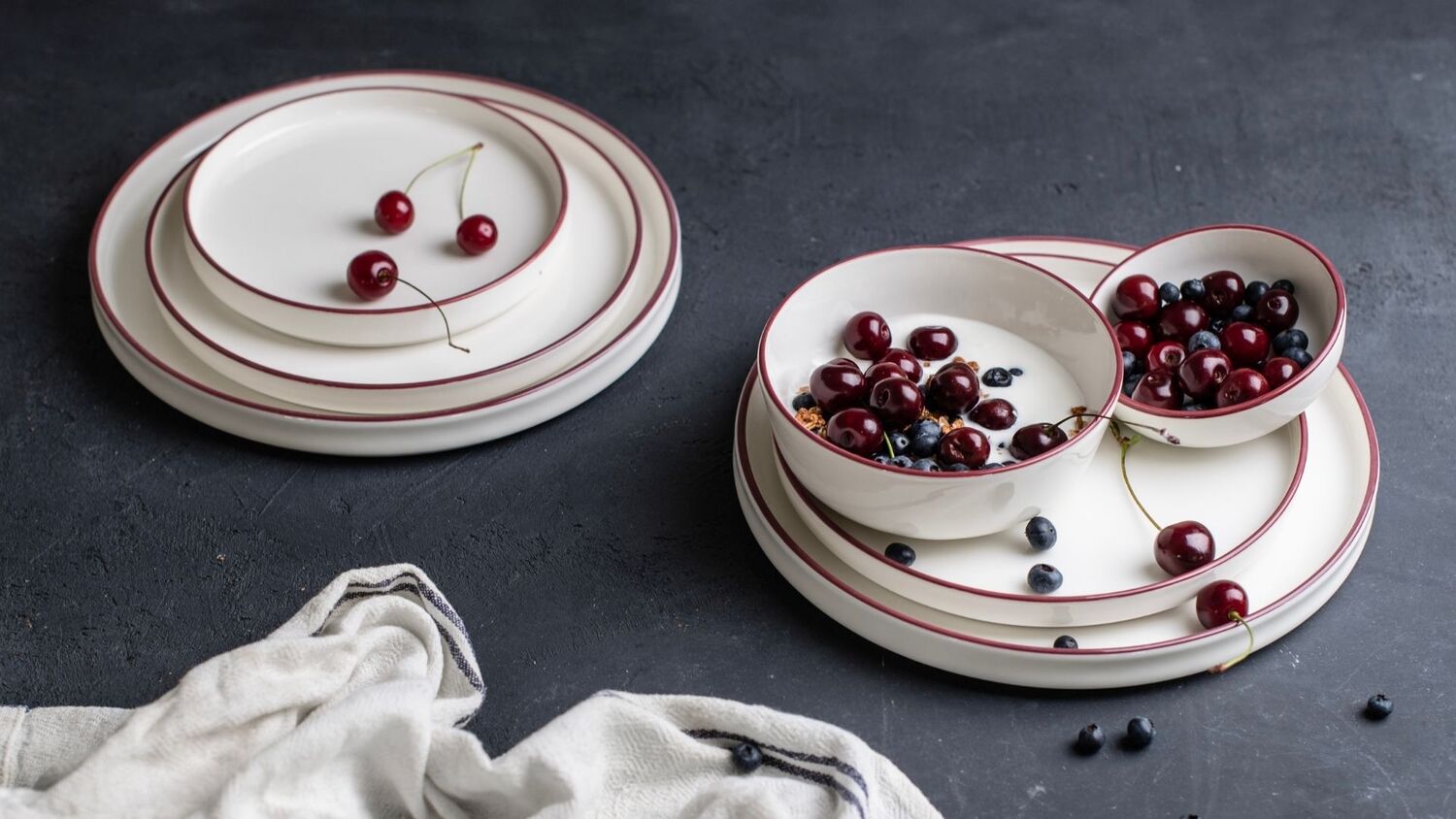 Фарфоровая посуда ID FINE Modest Maroon с бордовой каймой — тарелки и салатники
