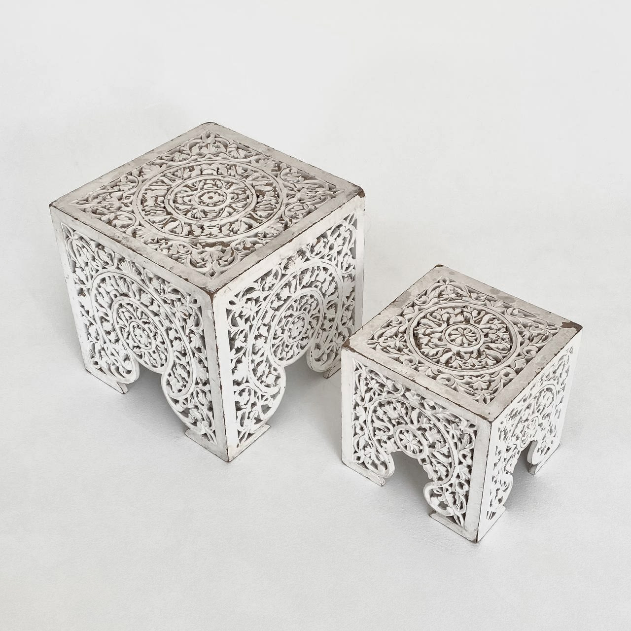 Комплект столиков с ажурным узором