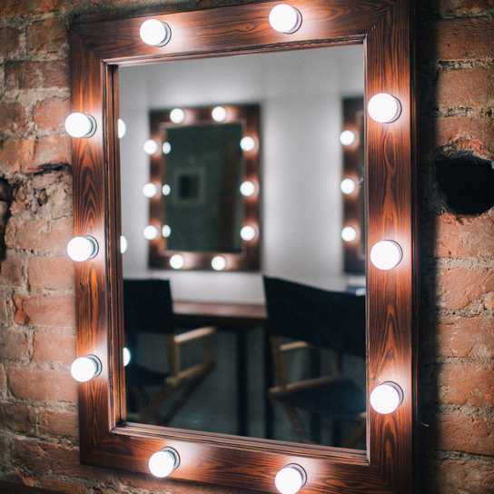 Зеркало настенное гримерное с лампочками 67х86
