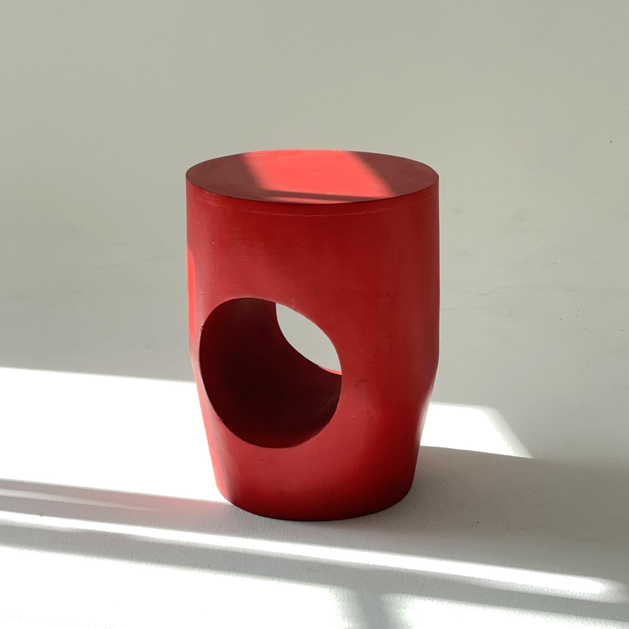 Красный столик из мангового дерева с отверстием