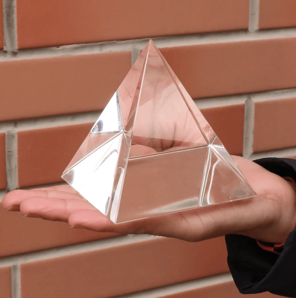 Стеклянная пирамида