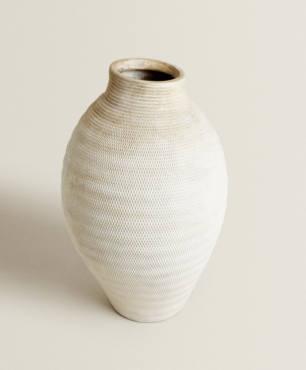 Ваза каменная светлая с рельефным узором