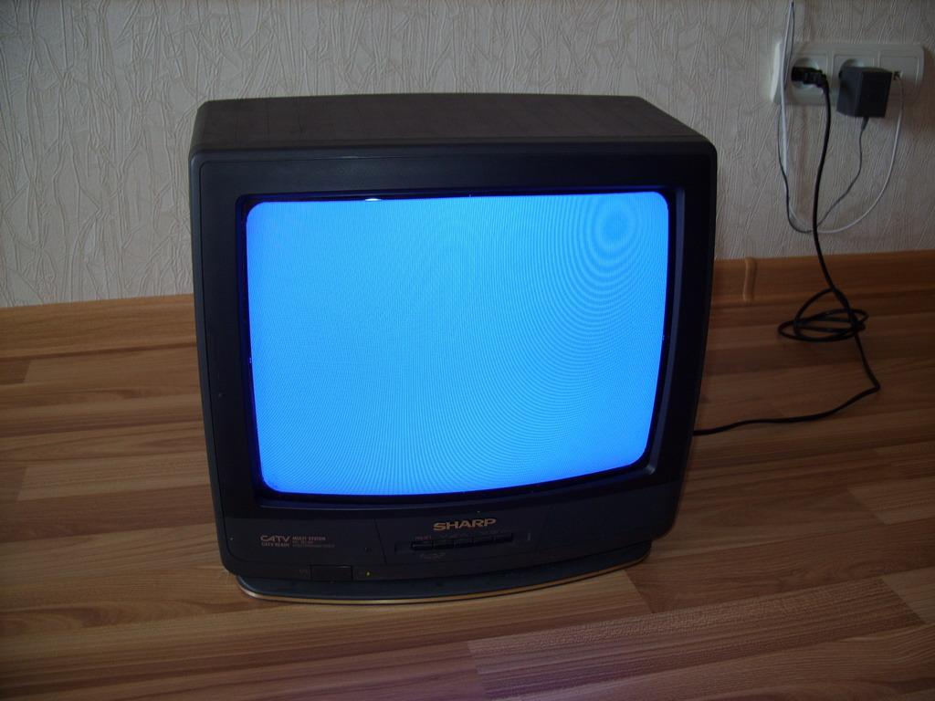 Старый винтажный телевизор Sharp